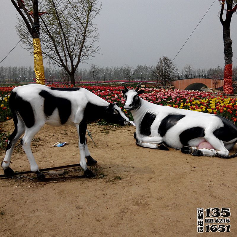 農(nóng)場(chǎng)戶外玻璃鋼仿真奶牛雕塑